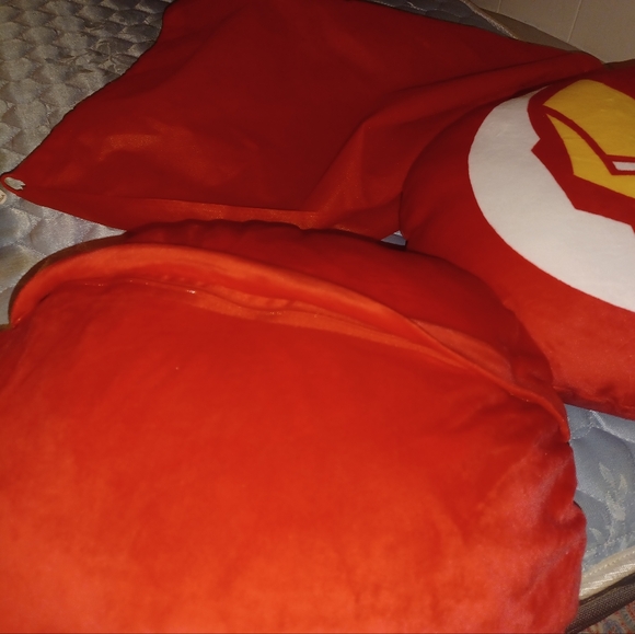 MARVEL PILLOW AND SURPRISE BLANKET - Picture 7 of 7